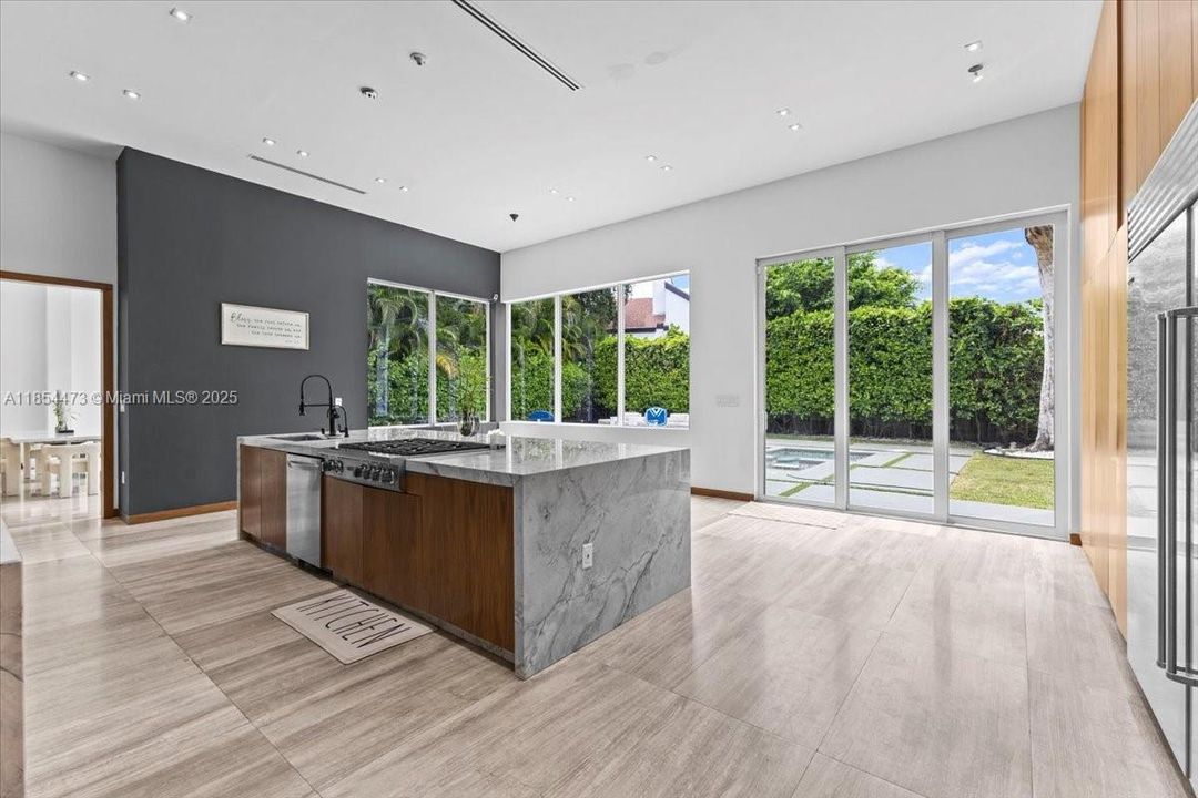 For Sale: $4,500,000 (5 beds, 5 baths, 5911 Square Feet)