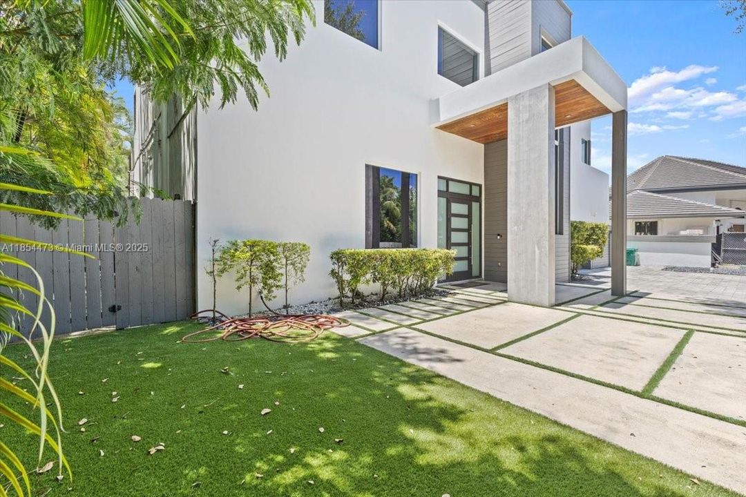 For Sale: $4,500,000 (5 beds, 5 baths, 5911 Square Feet)