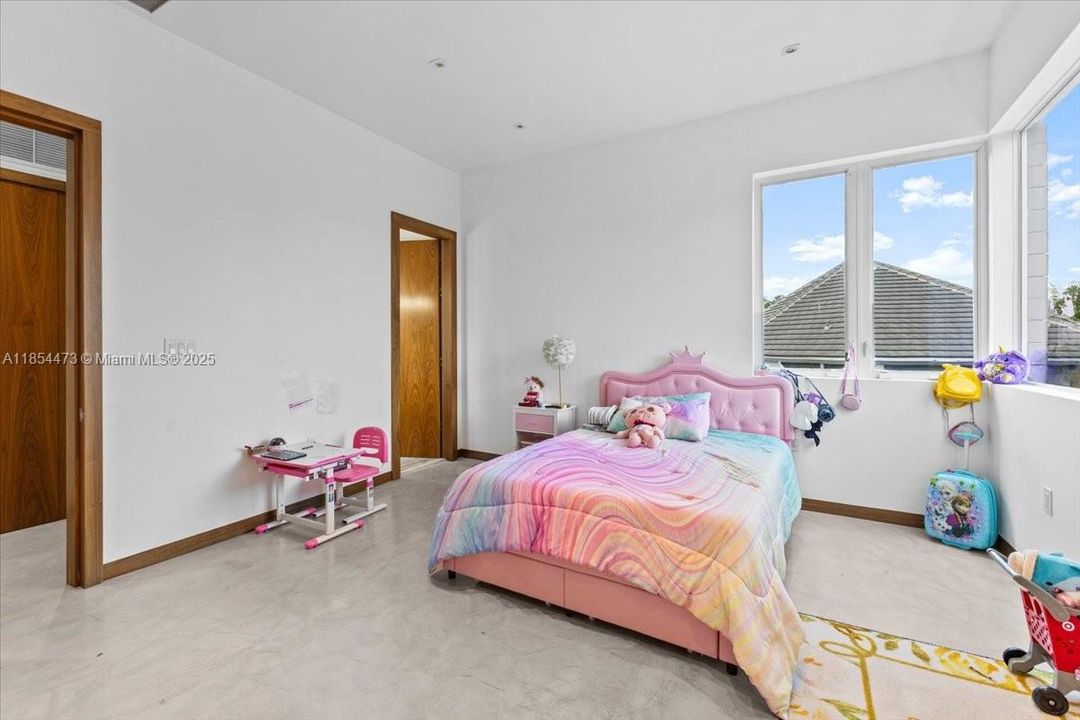 For Sale: $4,500,000 (5 beds, 5 baths, 5911 Square Feet)