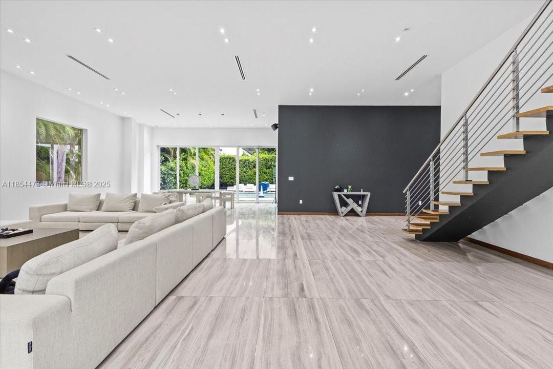 For Sale: $4,500,000 (5 beds, 5 baths, 5911 Square Feet)