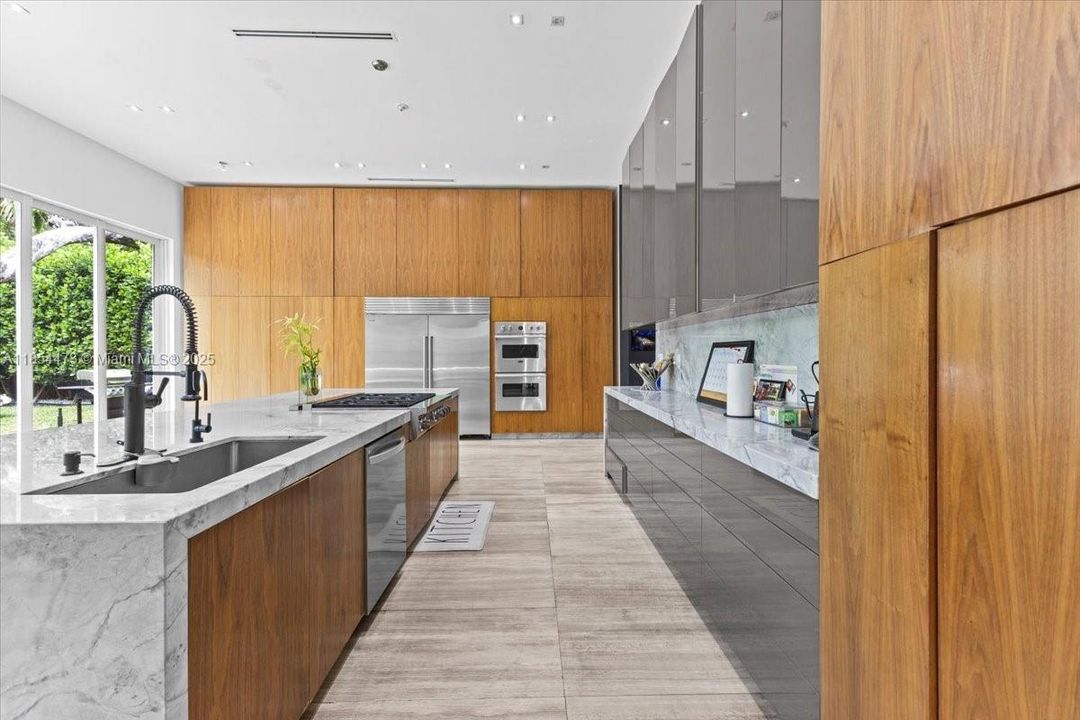 For Sale: $4,500,000 (5 beds, 5 baths, 5911 Square Feet)