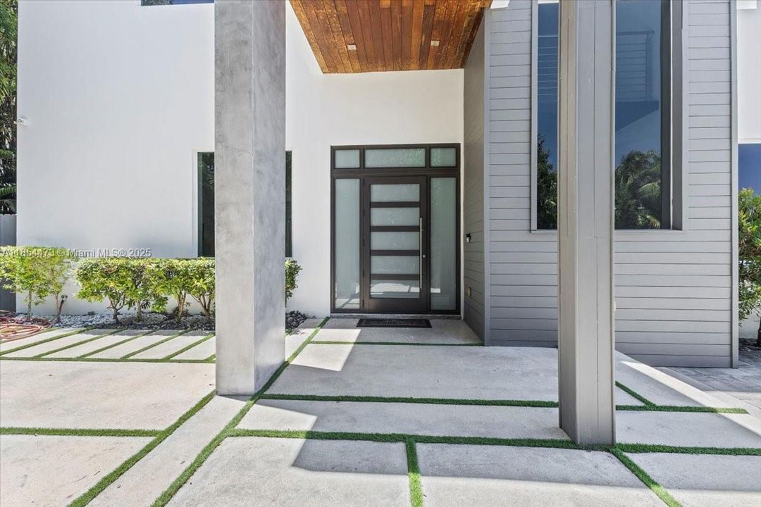 For Sale: $4,500,000 (5 beds, 5 baths, 5911 Square Feet)