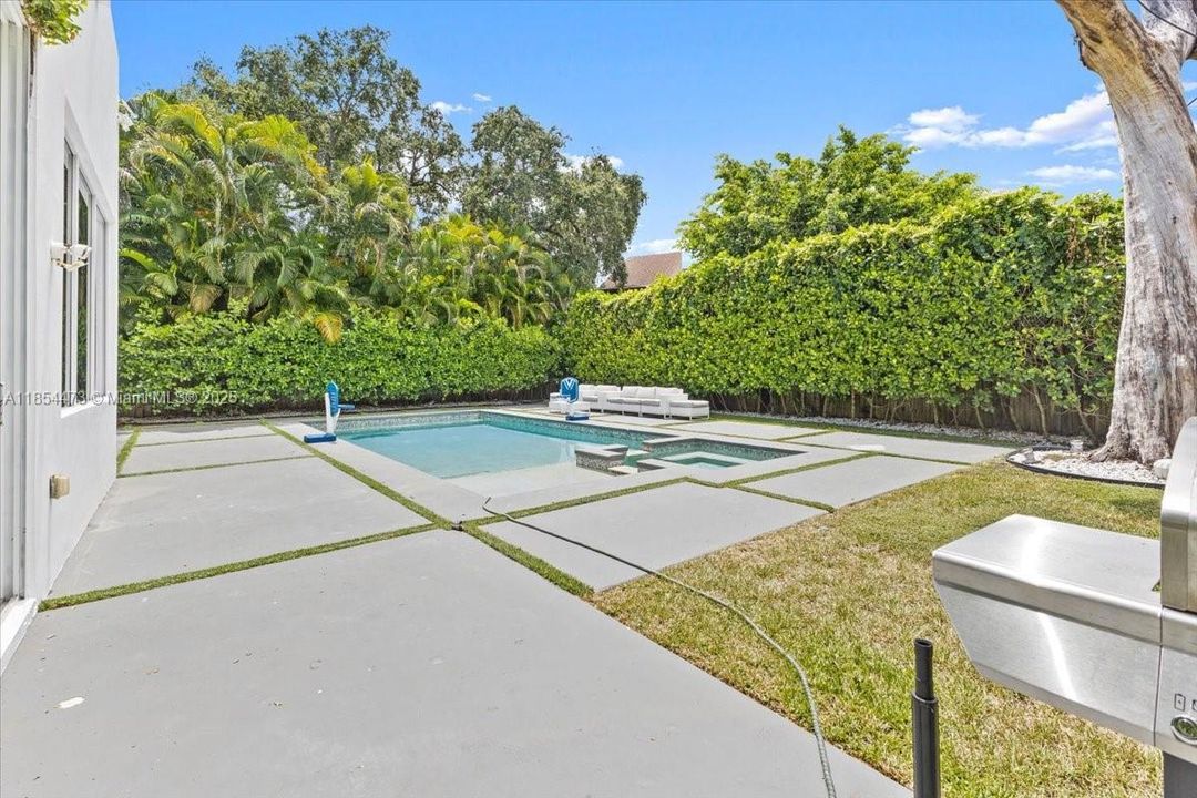 For Sale: $4,500,000 (5 beds, 5 baths, 5911 Square Feet)