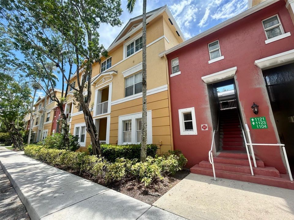 Active With Contract: $259,000 (3 beds, 2 baths, 1457 Square Feet)