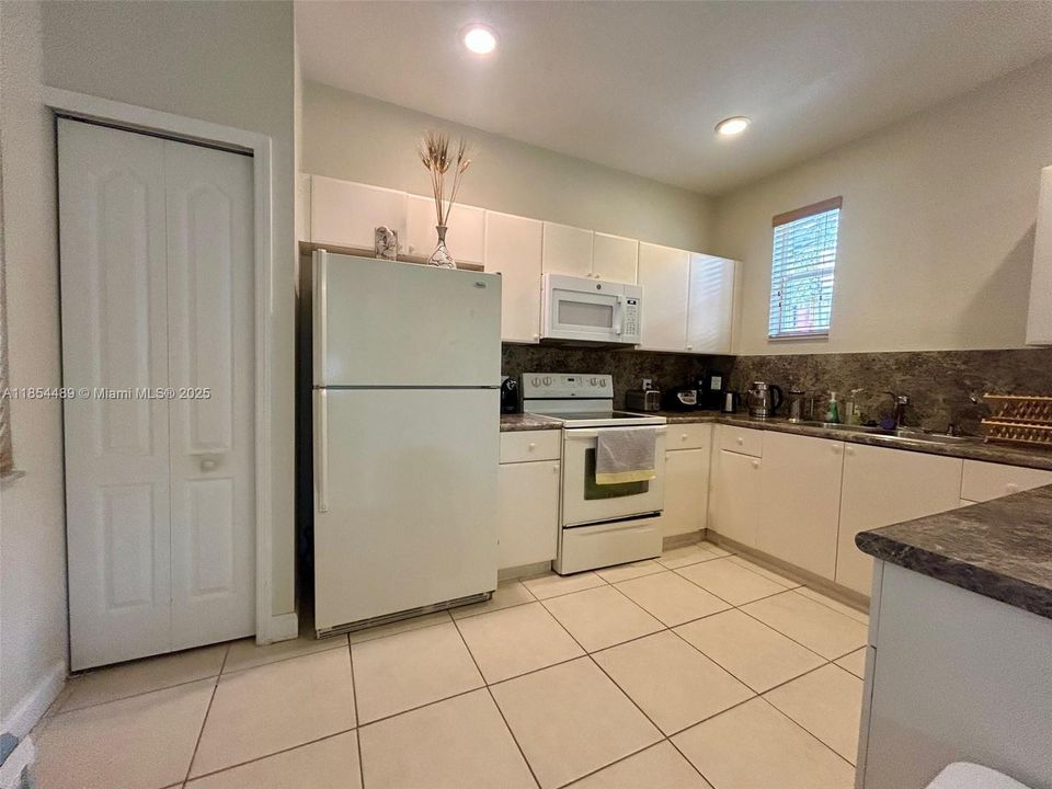Active With Contract: $259,000 (3 beds, 2 baths, 1457 Square Feet)
