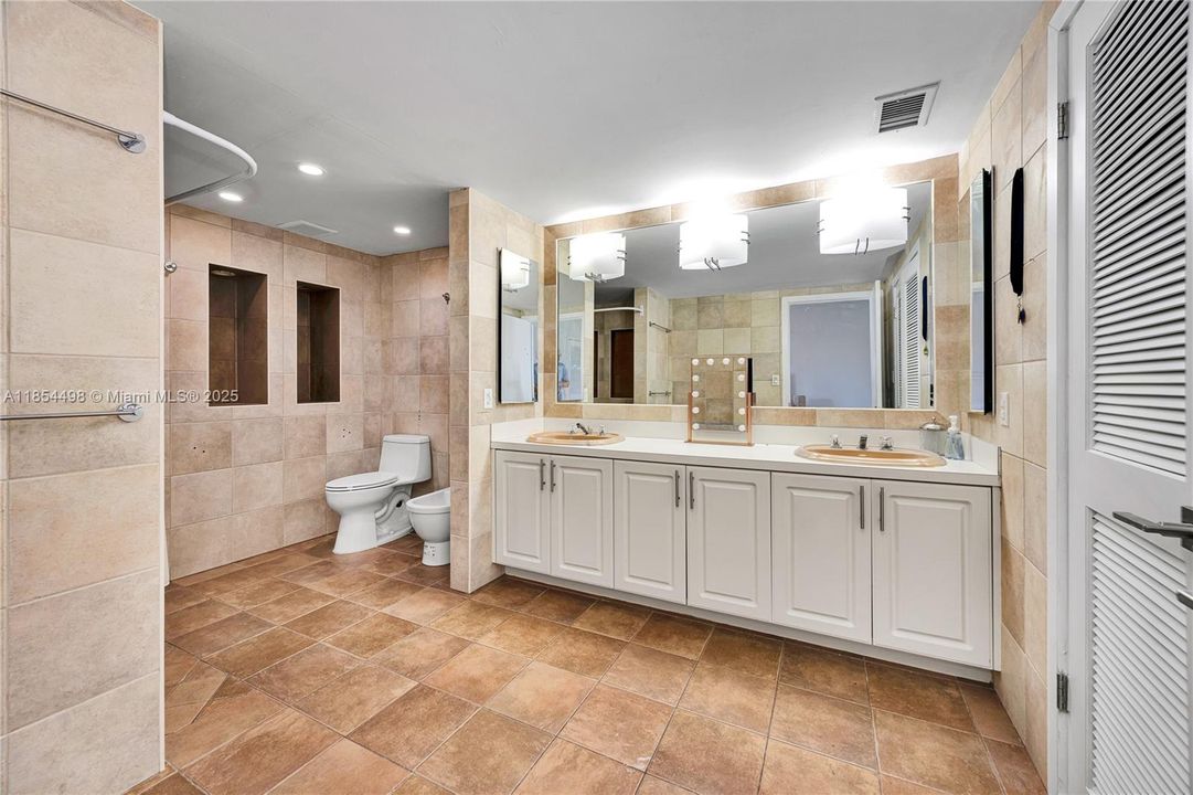 Active With Contract: $2,100,000 (5 beds, 3 baths, 3883 Square Feet)