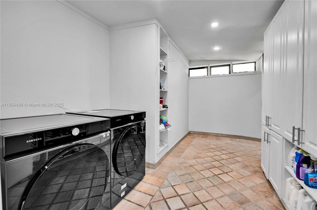 Active With Contract: $2,100,000 (5 beds, 3 baths, 3883 Square Feet)