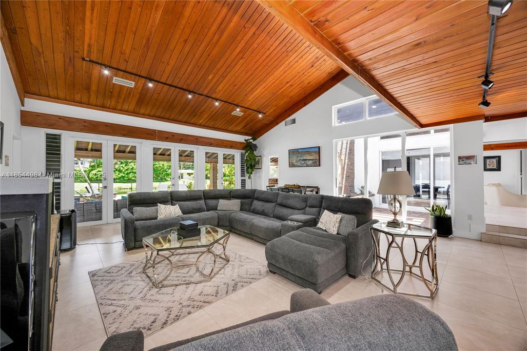 Active With Contract: $2,100,000 (5 beds, 3 baths, 3883 Square Feet)