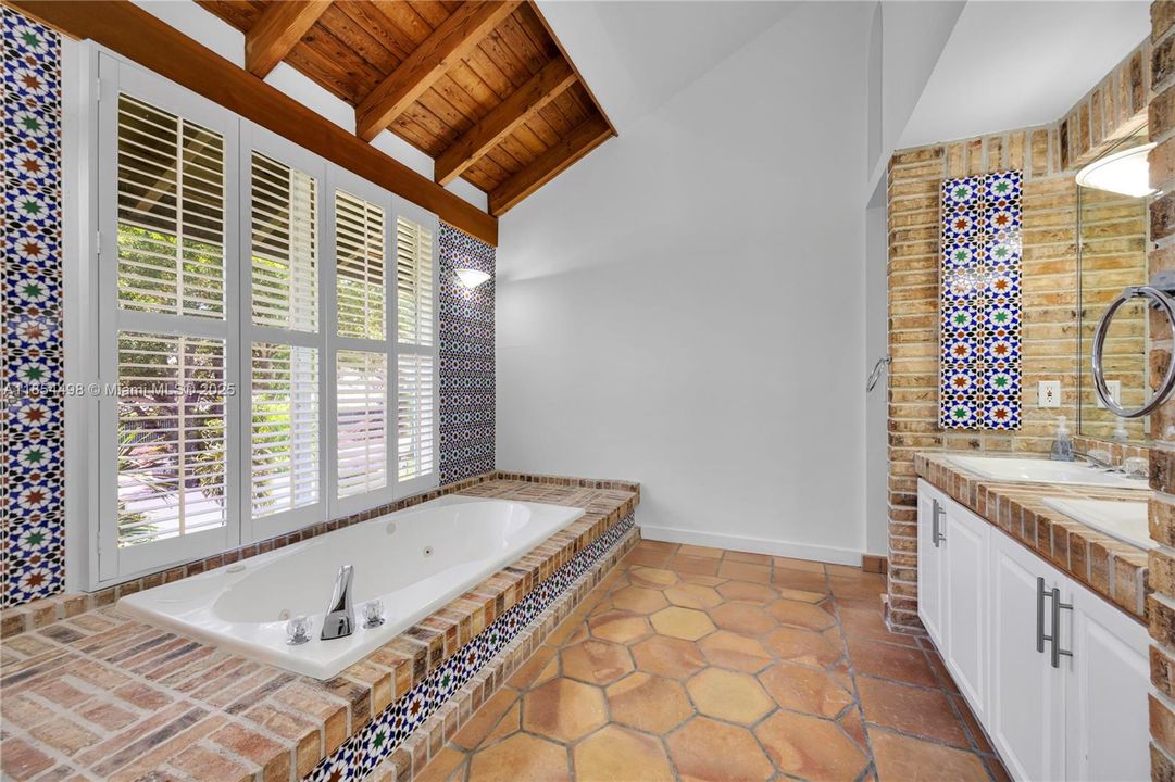 Active With Contract: $2,100,000 (5 beds, 3 baths, 3883 Square Feet)