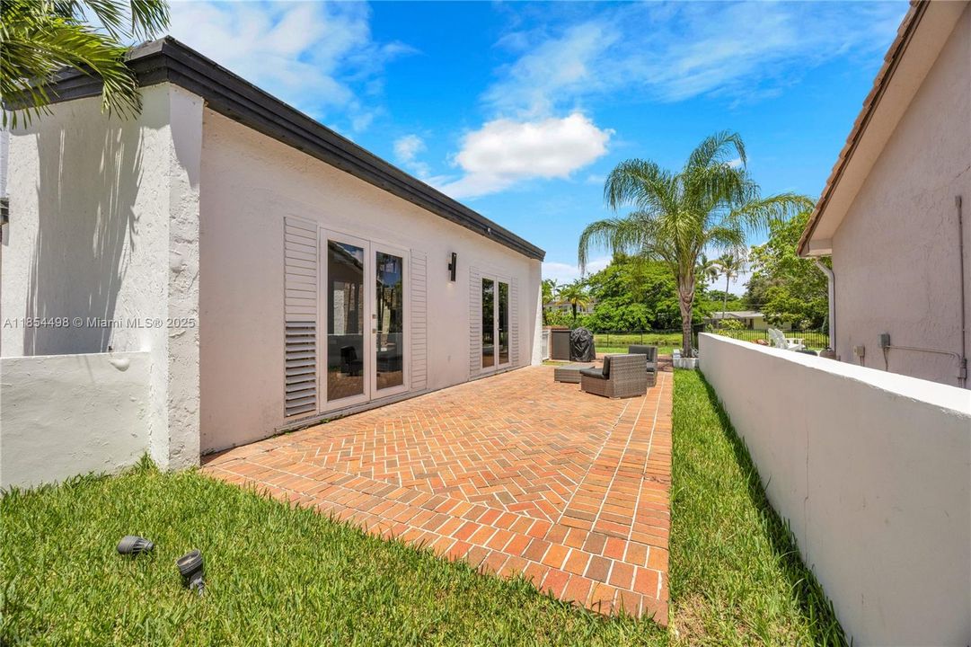 Active With Contract: $2,100,000 (5 beds, 3 baths, 3883 Square Feet)