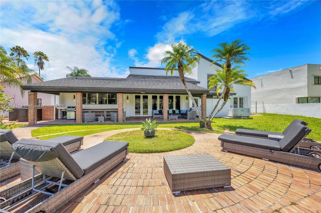 Active With Contract: $2,100,000 (5 beds, 3 baths, 3883 Square Feet)