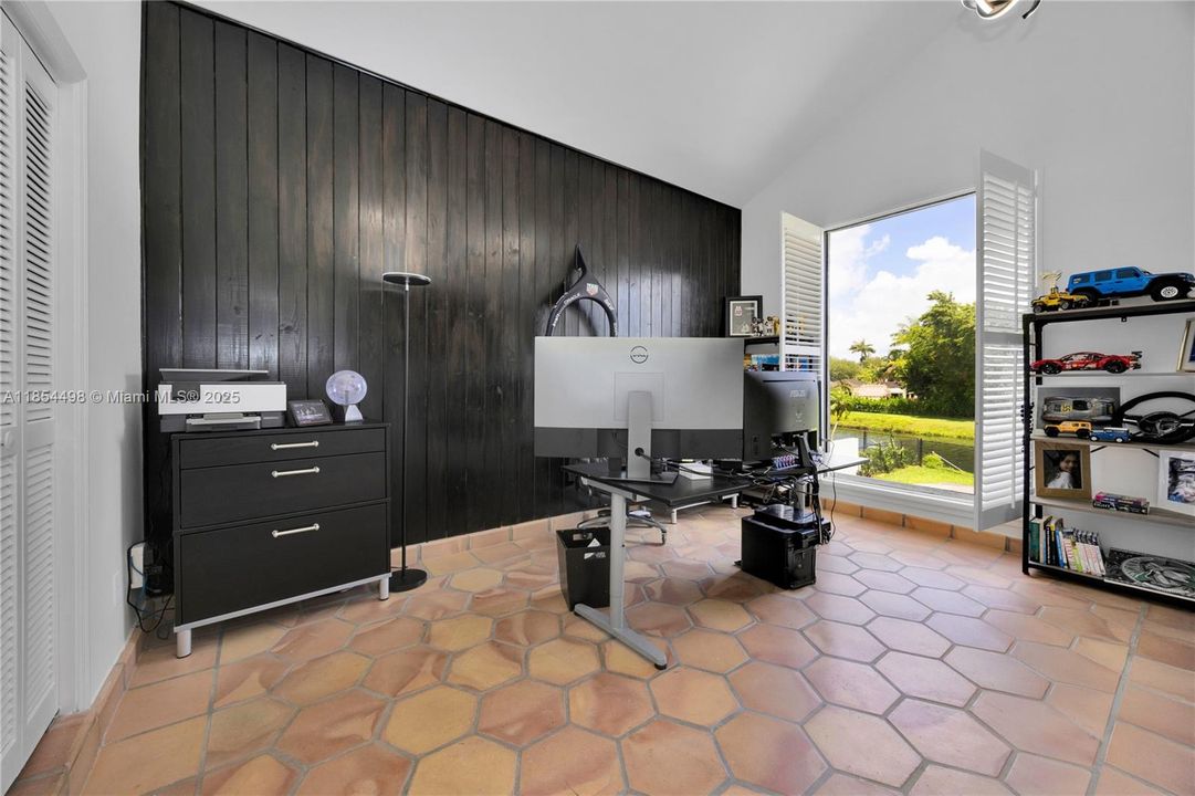 Active With Contract: $2,100,000 (5 beds, 3 baths, 3883 Square Feet)