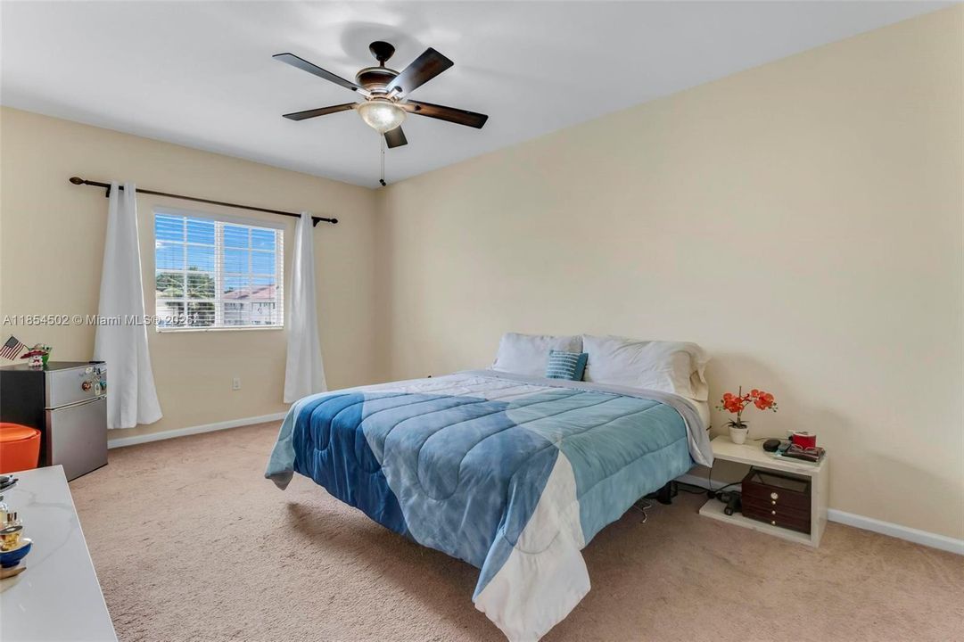 Recently Sold: $375,000 (3 beds, 3 baths, 1514 Square Feet)