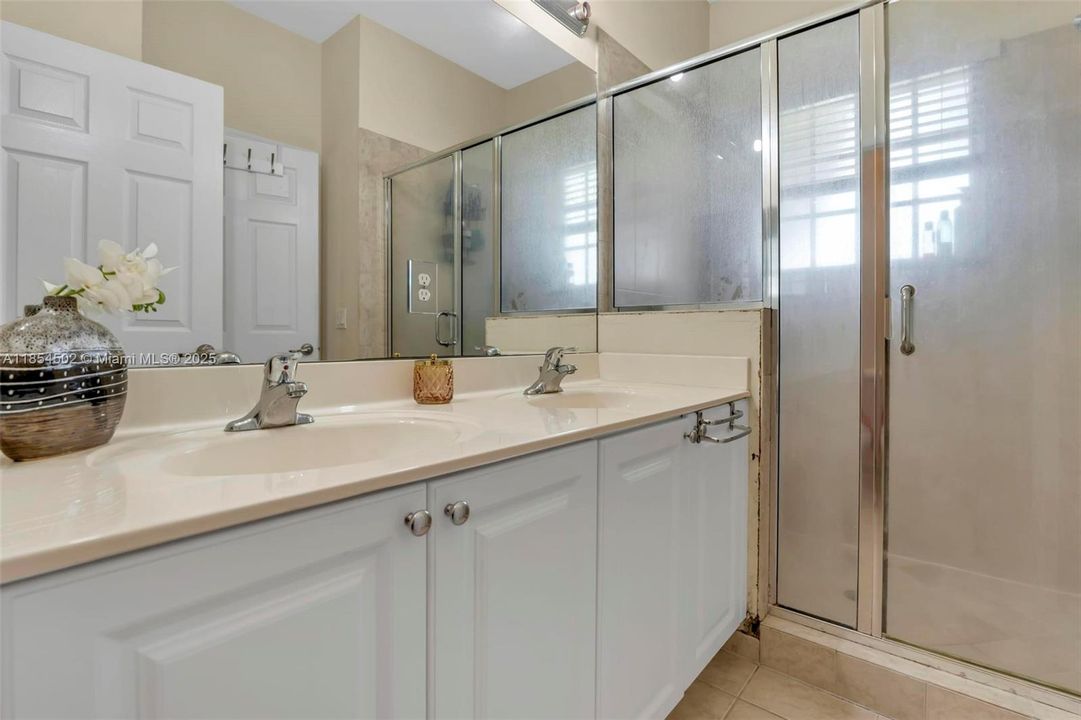 Recently Sold: $375,000 (3 beds, 3 baths, 1514 Square Feet)