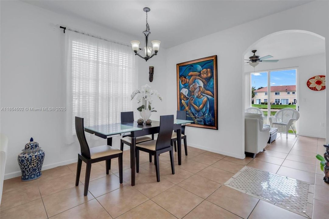 Recently Sold: $375,000 (3 beds, 3 baths, 1514 Square Feet)