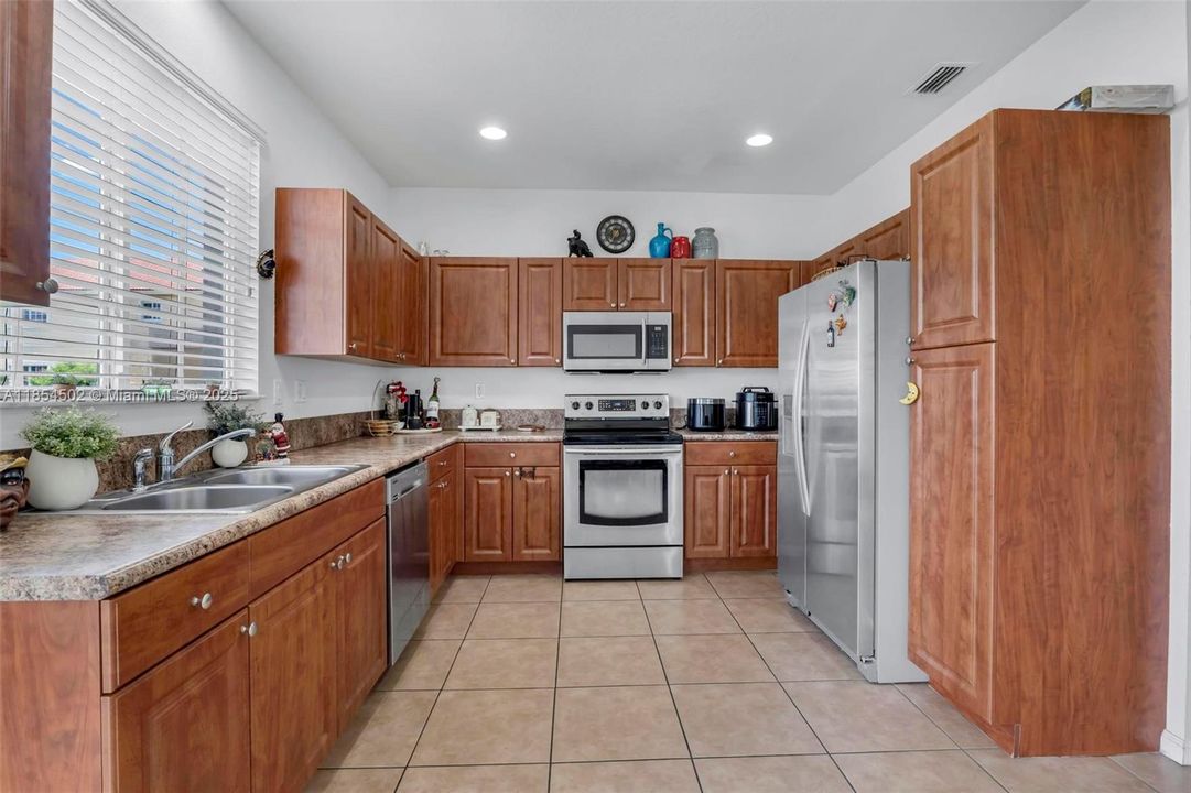 Recently Sold: $375,000 (3 beds, 3 baths, 1514 Square Feet)