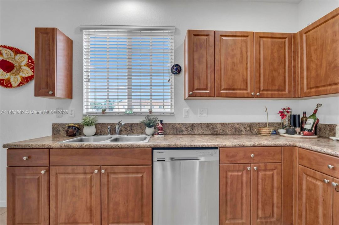 Recently Sold: $375,000 (3 beds, 3 baths, 1514 Square Feet)