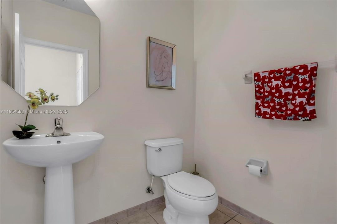 Recently Sold: $375,000 (3 beds, 3 baths, 1514 Square Feet)