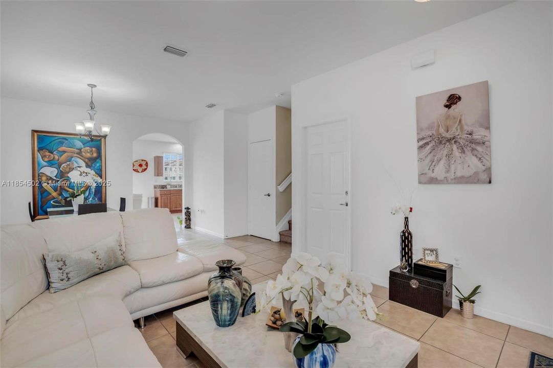 Recently Sold: $375,000 (3 beds, 3 baths, 1514 Square Feet)