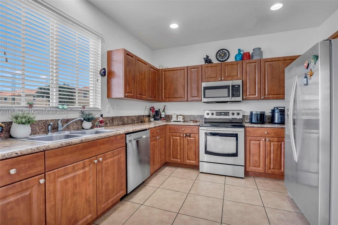 Recently Sold: $375,000 (3 beds, 3 baths, 1514 Square Feet)