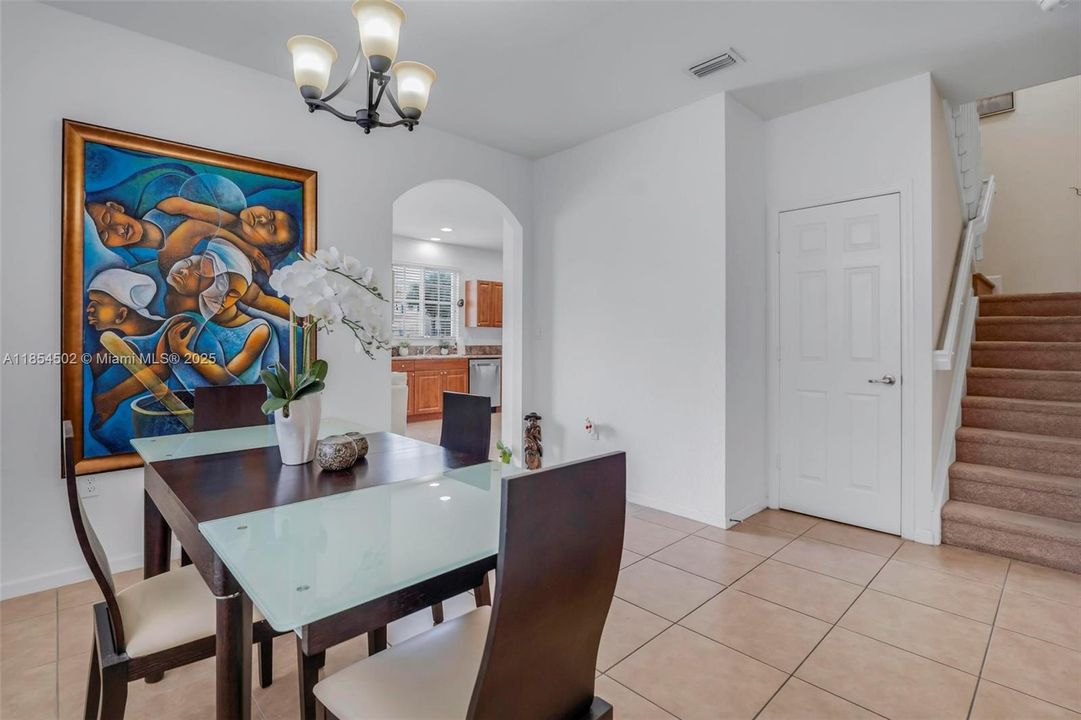 Recently Sold: $375,000 (3 beds, 3 baths, 1514 Square Feet)