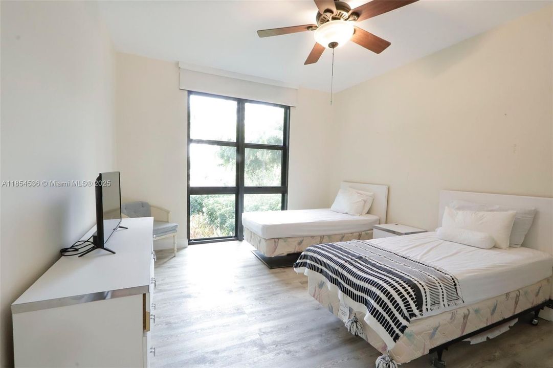 合同活跃: $7,400 (3 贝兹, 2 浴室, 1782 平方英尺)