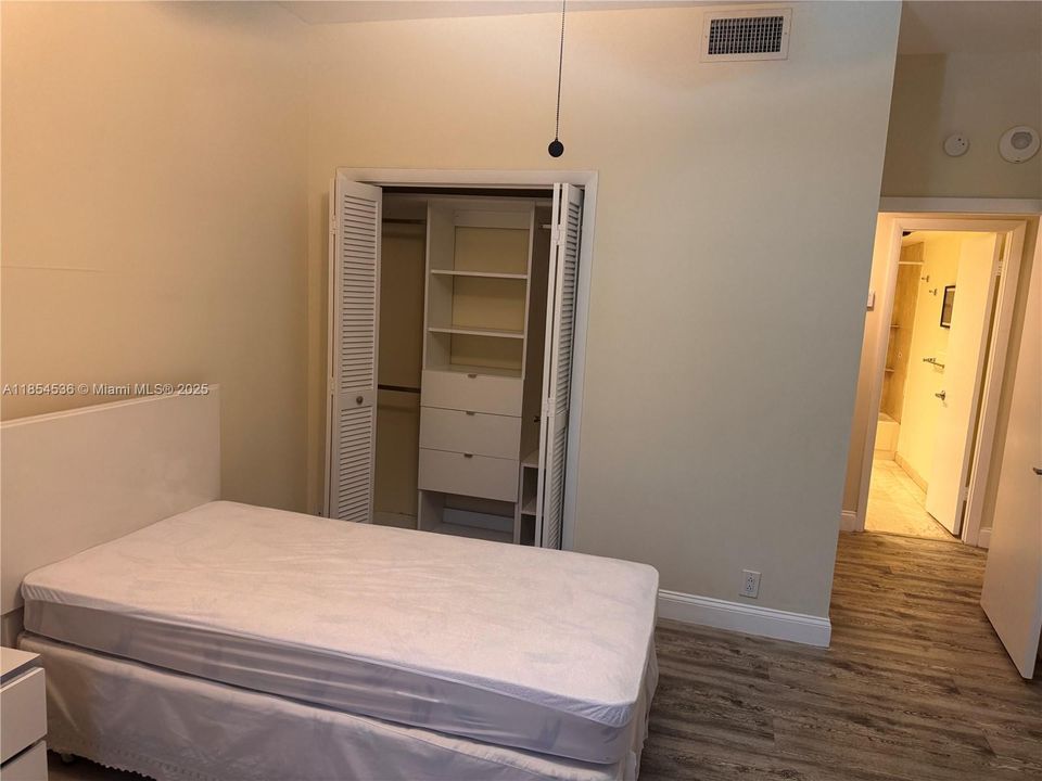 合同活跃: $7,400 (3 贝兹, 2 浴室, 1782 平方英尺)