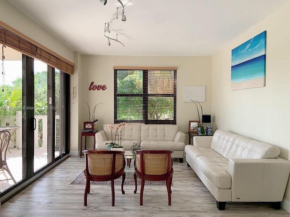 合同活跃: $7,400 (3 贝兹, 2 浴室, 1782 平方英尺)