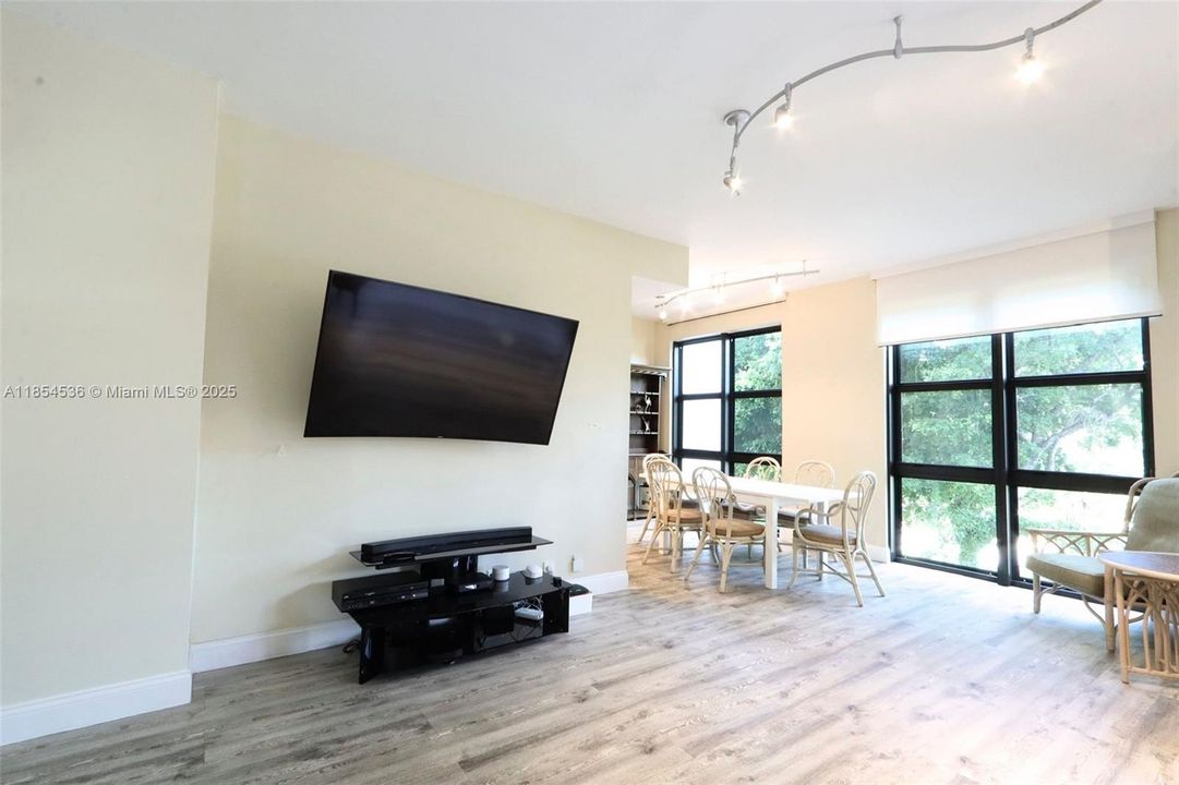 合同活跃: $7,400 (3 贝兹, 2 浴室, 1782 平方英尺)