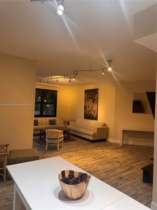 合同活跃: $7,400 (3 贝兹, 2 浴室, 1782 平方英尺)