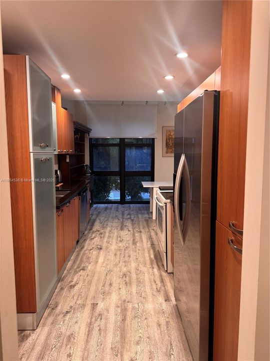 合同活跃: $7,400 (3 贝兹, 2 浴室, 1782 平方英尺)