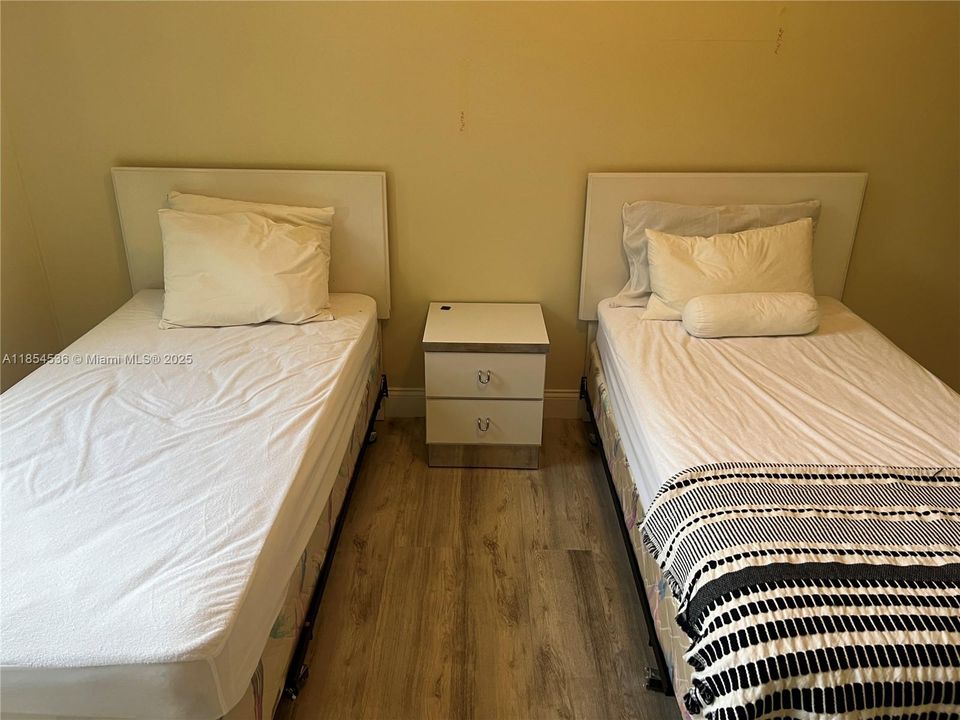 合同活跃: $7,400 (3 贝兹, 2 浴室, 1782 平方英尺)