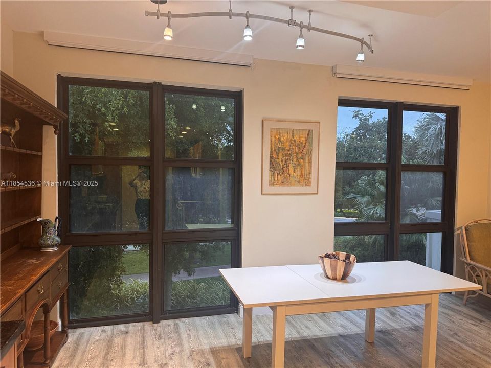 合同活跃: $7,400 (3 贝兹, 2 浴室, 1782 平方英尺)