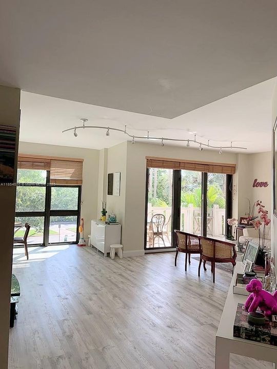 合同活跃: $7,400 (3 贝兹, 2 浴室, 1782 平方英尺)