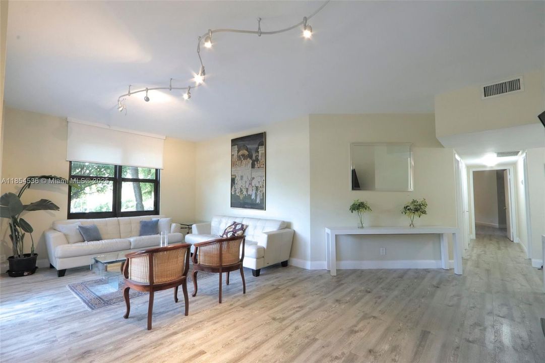 合同活跃: $7,400 (3 贝兹, 2 浴室, 1782 平方英尺)