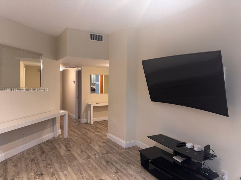 合同活跃: $7,400 (3 贝兹, 2 浴室, 1782 平方英尺)