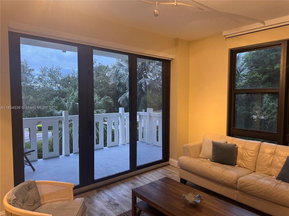 合同活跃: $7,400 (3 贝兹, 2 浴室, 1782 平方英尺)