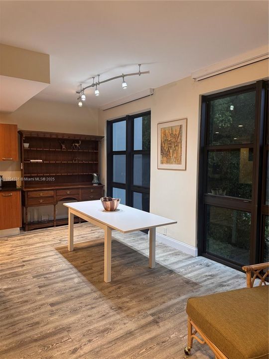 合同活跃: $7,400 (3 贝兹, 2 浴室, 1782 平方英尺)