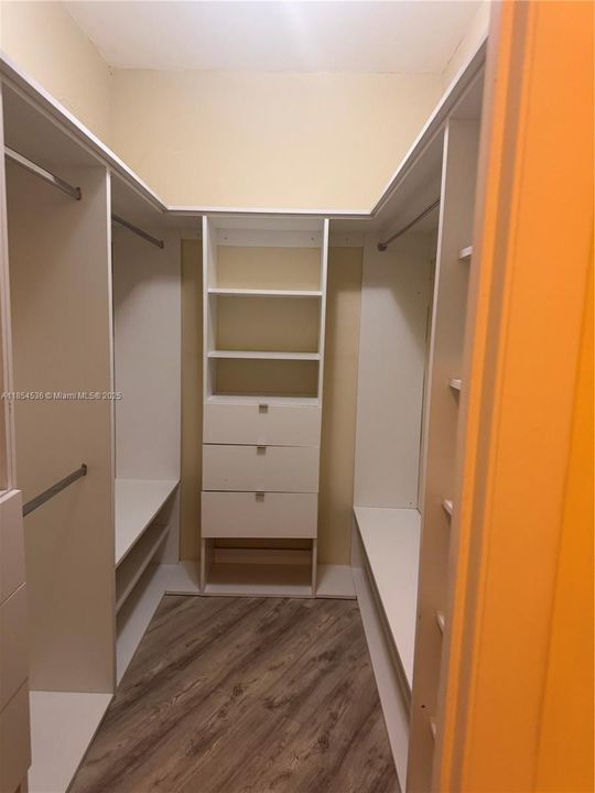 合同活跃: $7,400 (3 贝兹, 2 浴室, 1782 平方英尺)