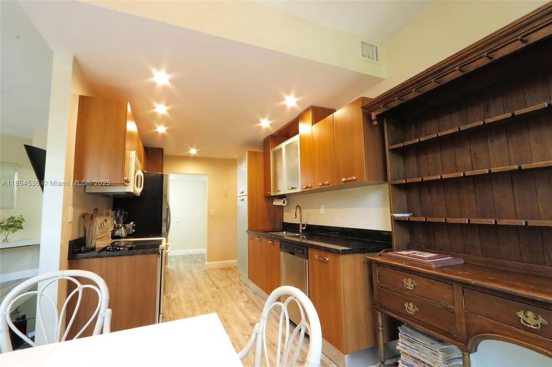 合同活跃: $7,400 (3 贝兹, 2 浴室, 1782 平方英尺)