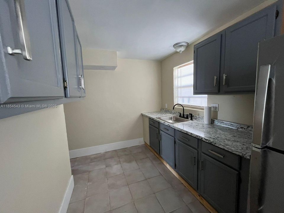 Activo con contrato: $1,900 (3 camas, 1 baños, 875 Pies cuadrados)