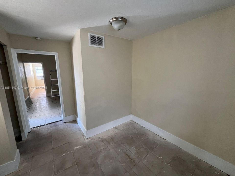 Activo con contrato: $1,900 (3 camas, 1 baños, 875 Pies cuadrados)