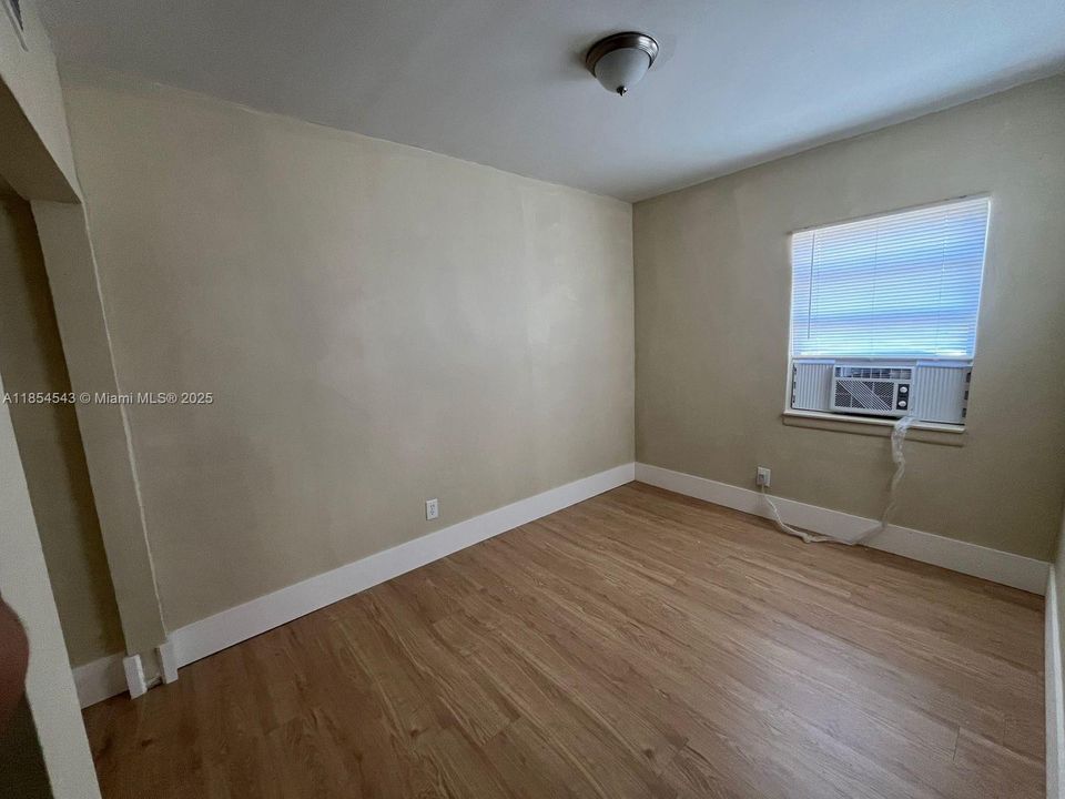 Activo con contrato: $1,900 (3 camas, 1 baños, 875 Pies cuadrados)