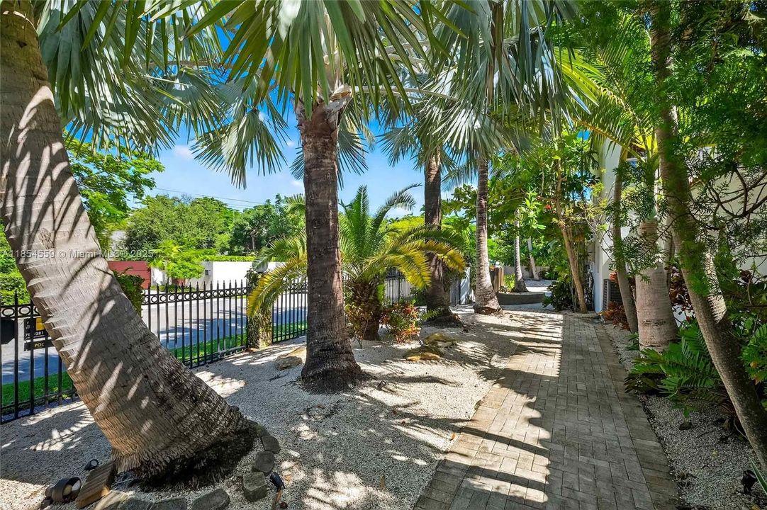 For Sale: $5,699,000 (7 beds, 5 baths, 6288 Square Feet)