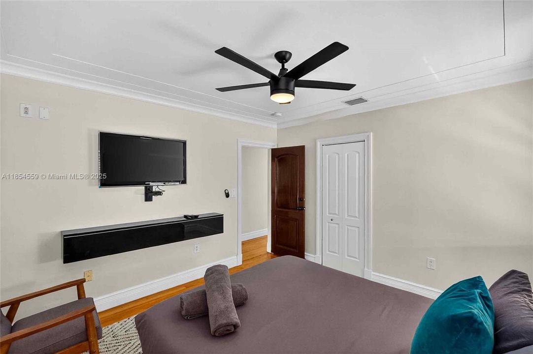 For Sale: $5,699,000 (7 beds, 5 baths, 6288 Square Feet)