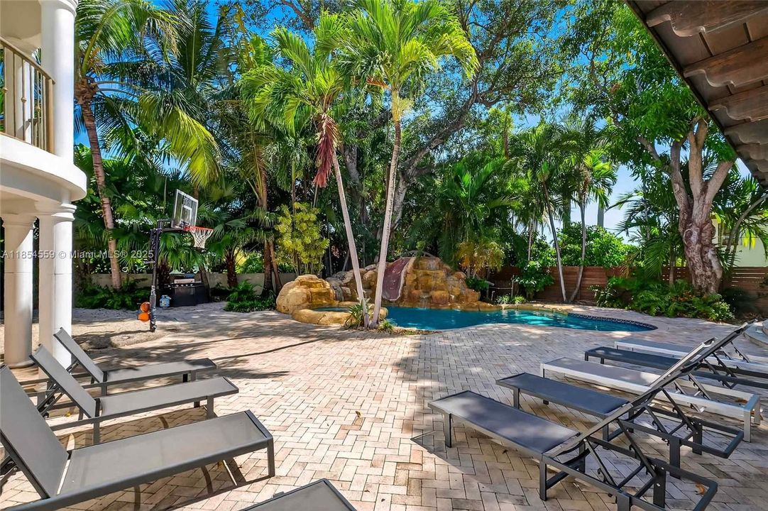 For Sale: $5,699,000 (7 beds, 5 baths, 6288 Square Feet)