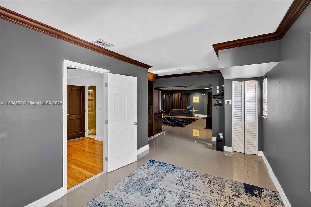 ENTRY/BAR IN MOVIE ROOM