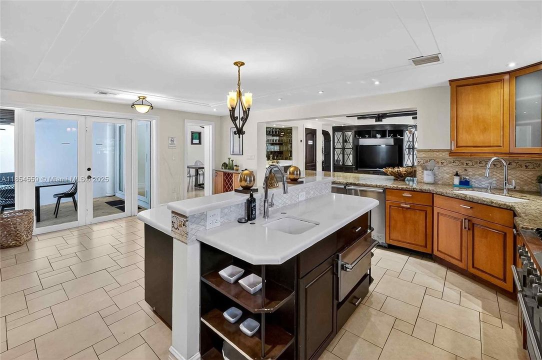 For Sale: $5,699,000 (7 beds, 5 baths, 6288 Square Feet)