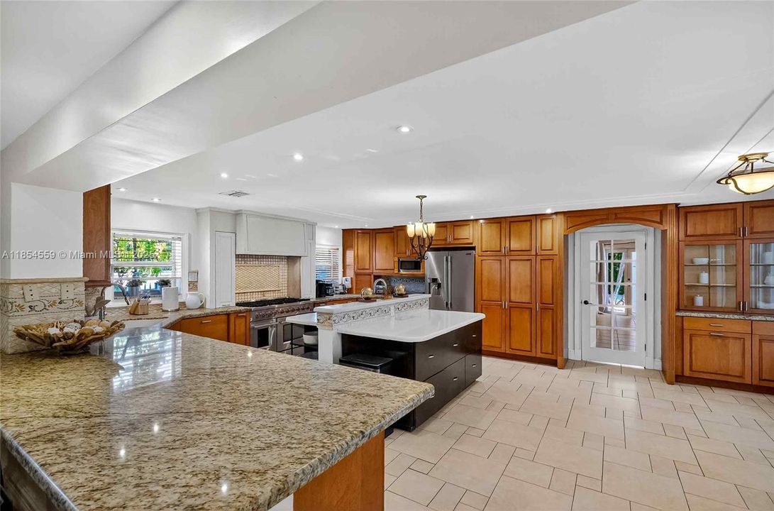 For Sale: $5,699,000 (7 beds, 5 baths, 6288 Square Feet)