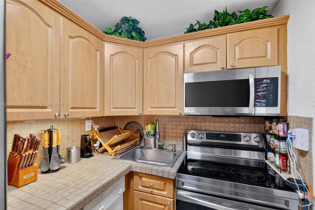 待售: $299,000 (2 贝兹, 1 浴室, 752 平方英尺)